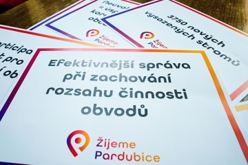Místo vysokých platů starostů více zeleně a hřišť pro občany. Žijeme Pardubice jde do boje i na obvodech