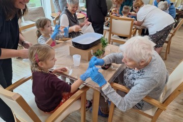 Děti z mateřinky navštěvují seniory v domově důchodců. Získaly ocenění Mezigeneračně