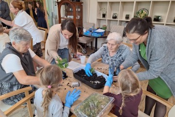 Děti z mateřinky navštěvují seniory v domově důchodců. Získaly ocenění Mezigeneračně