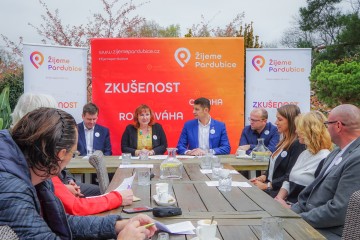 Představení koalice Žijeme Pardubice pro podzimní komunální volby na tiskové konferenci