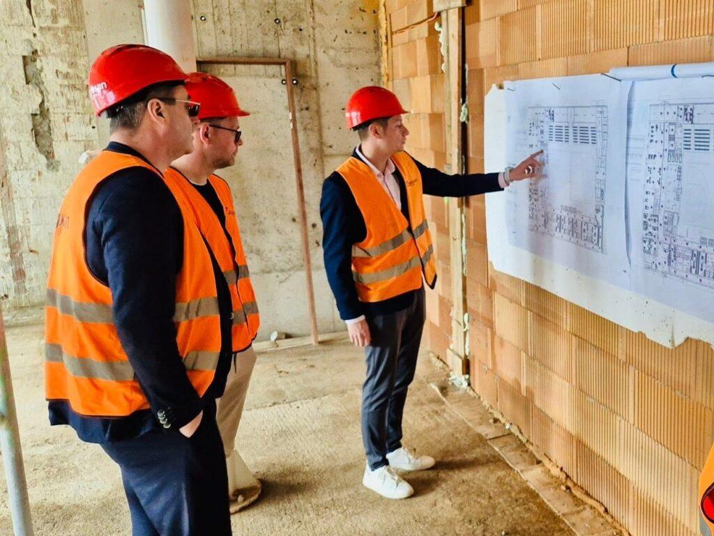 Probíhající rekonstrukci jako první etapu Dukly sportovní si prohlédl i ministr sportu.